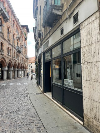 Negozio/Ufficio  in Affitto a 11
